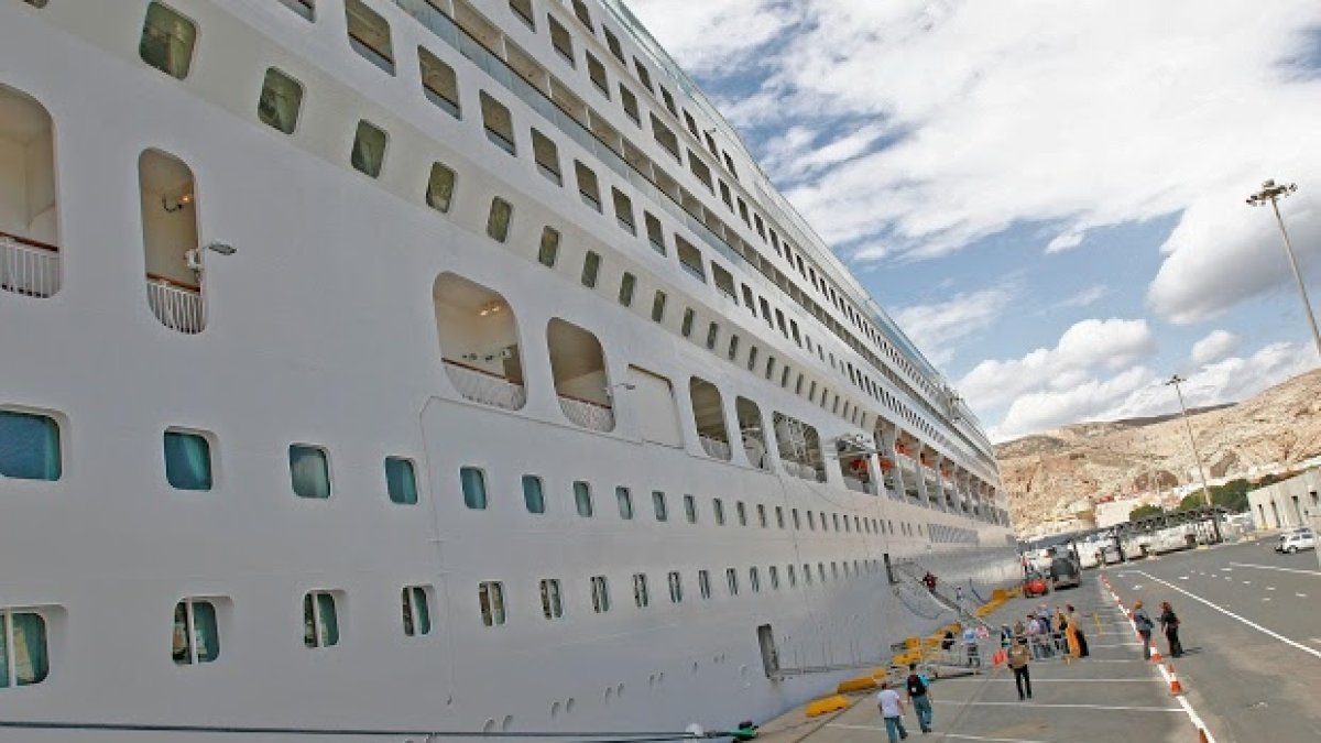 Llegada de un crucero turístico al Puerto de Almería.
