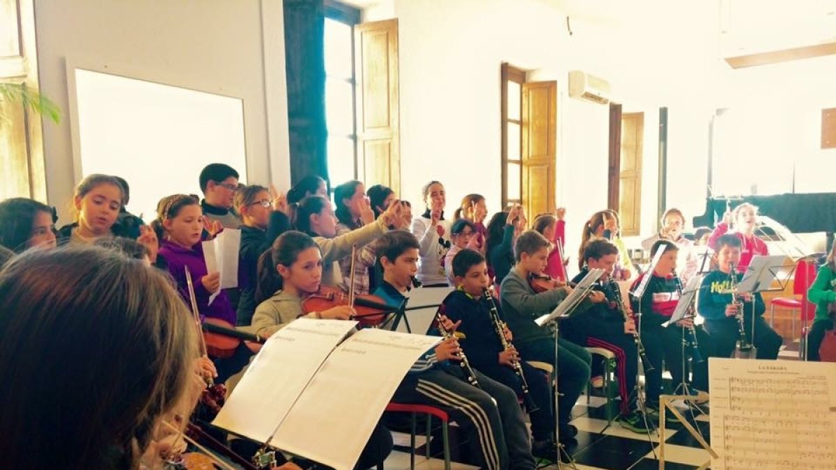 Visita de más de 300 alumnos de los colegios del municipio que acompañaron a los pequeños músicos cantando y palmeando.