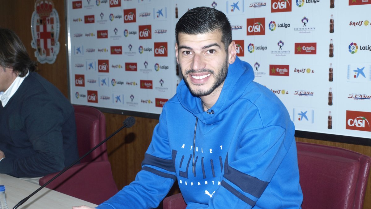Javi Álamo con su nueva camiseta.