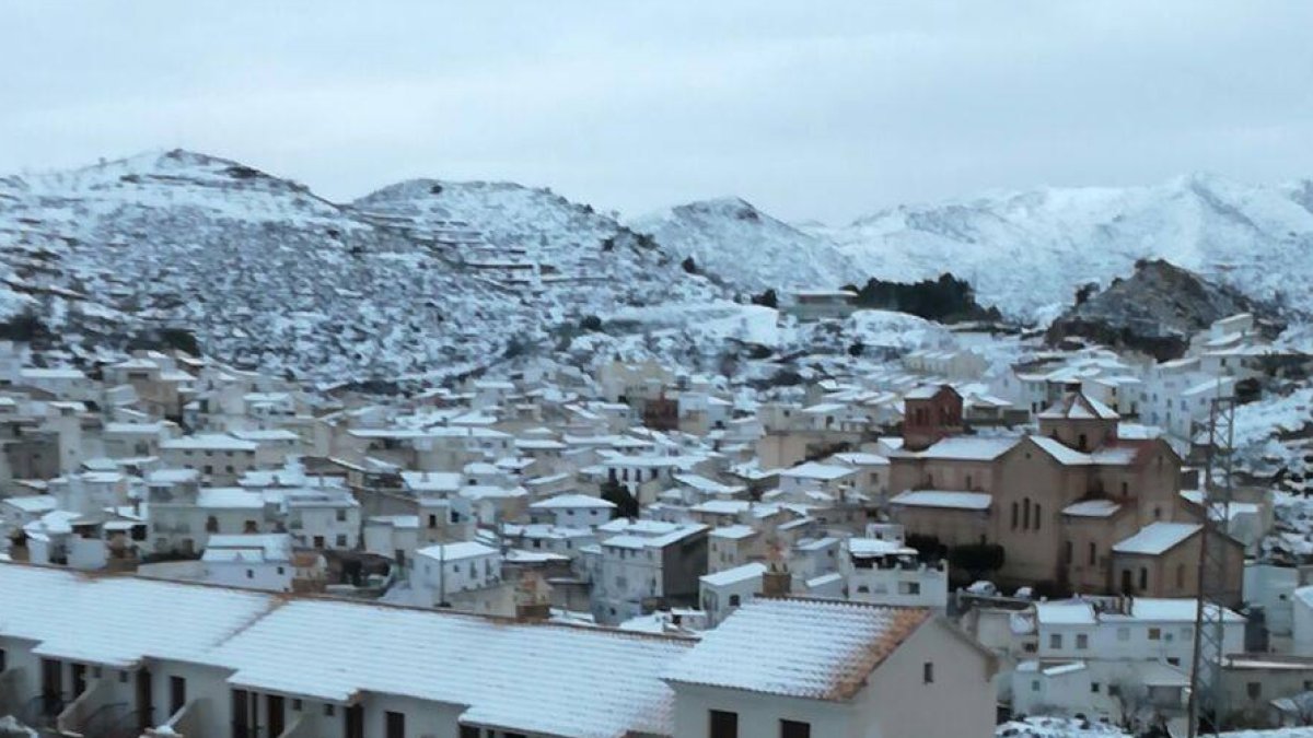 Así amaneció ayer Lubrín, cubierto de nieve.