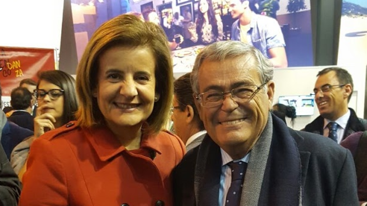 La ministra con el subdelegado del Gobierno en Almería.