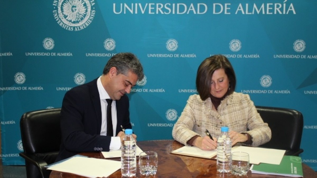 Momento de la firma del convenio.