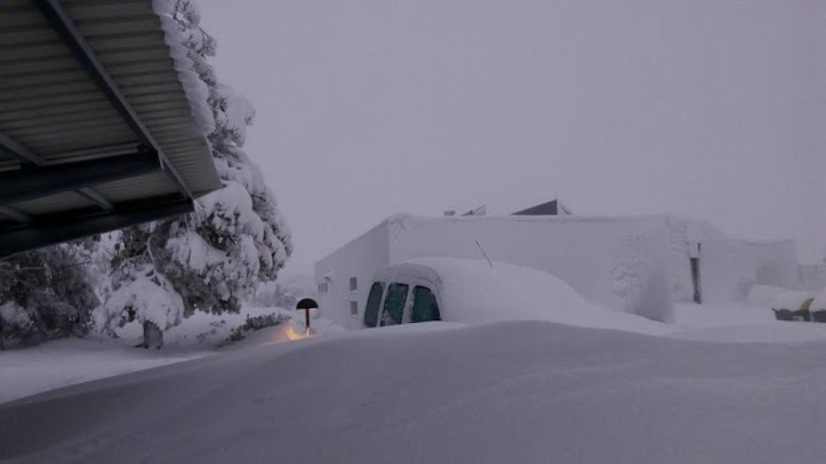 Un coche en el Observatorio de Calar Alto durante una nevada anterior.