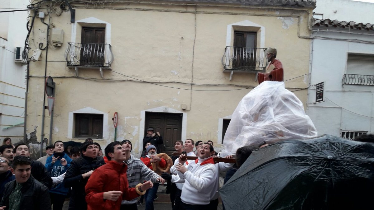 Lluvia de roscos y rosquillas. Foto: Isabel Lorente