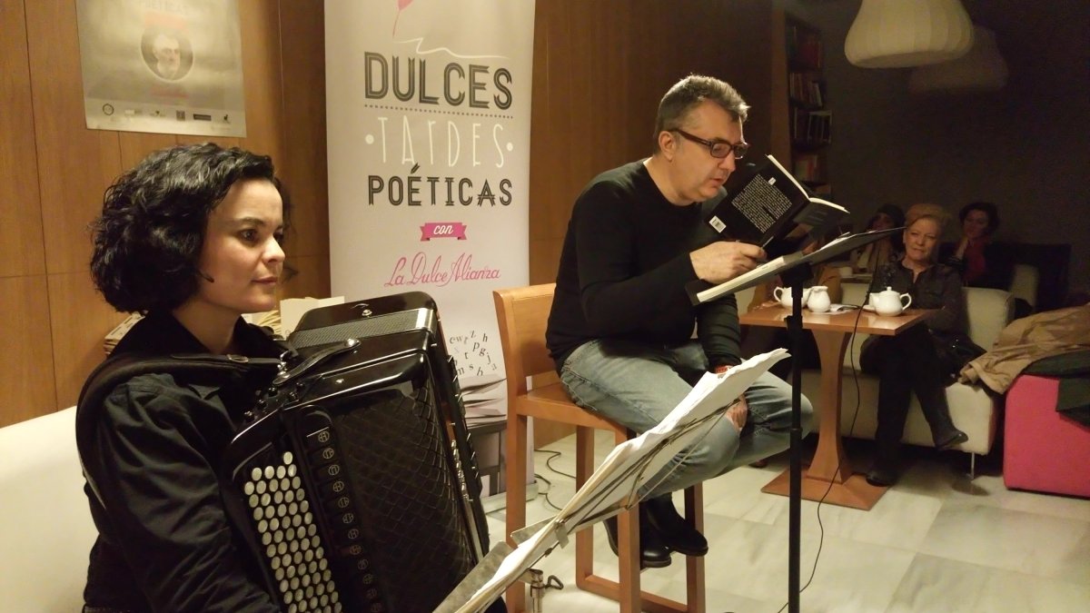 Manuel Vilas estuvo acompañado por el acordeón de María Noëlle.