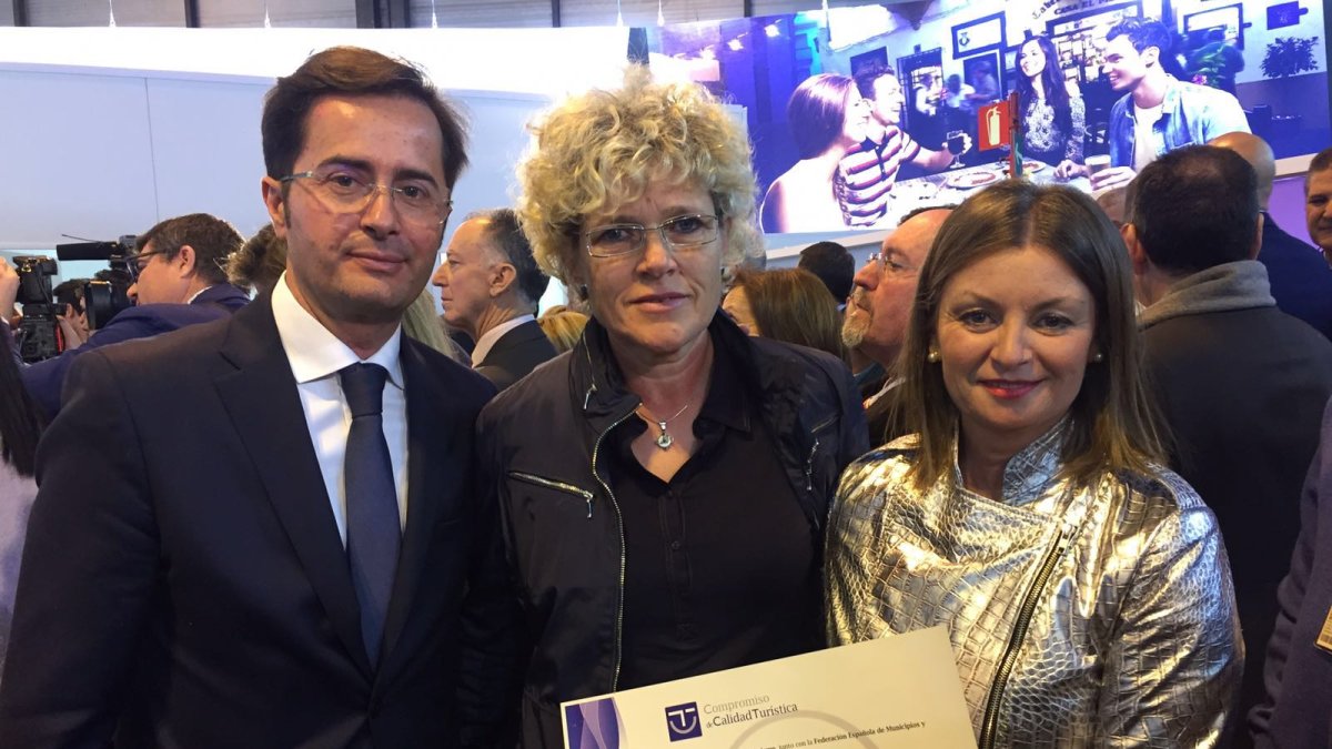 Francisco Góngora, alcalde de El Ejido, con la gerente de Clisol Agro, Lola Gómez Ferrón y la concejala de Turismo de El Ejido, Luisa Barranco.