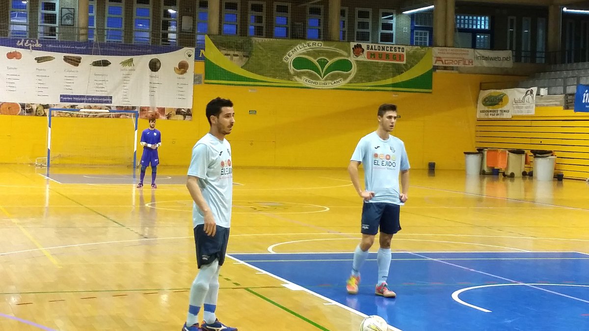 Vicente y Cata durante un partido de liga.