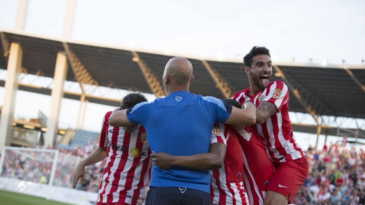 Chuli celebrando un gol del Almería.