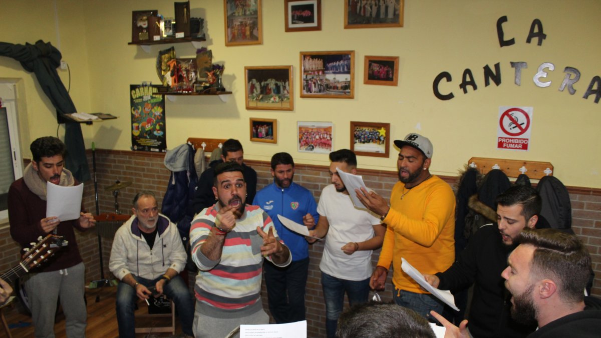 Antonio José Martínez, Mochi, junto a su sobrino y codirector de la Comparsa Los Canallas, dirigiendo el ensayo y bajo la atención del autor del re