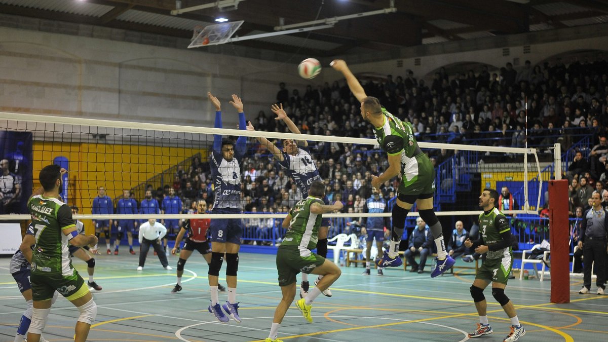 Israel Rodríguez rematando.