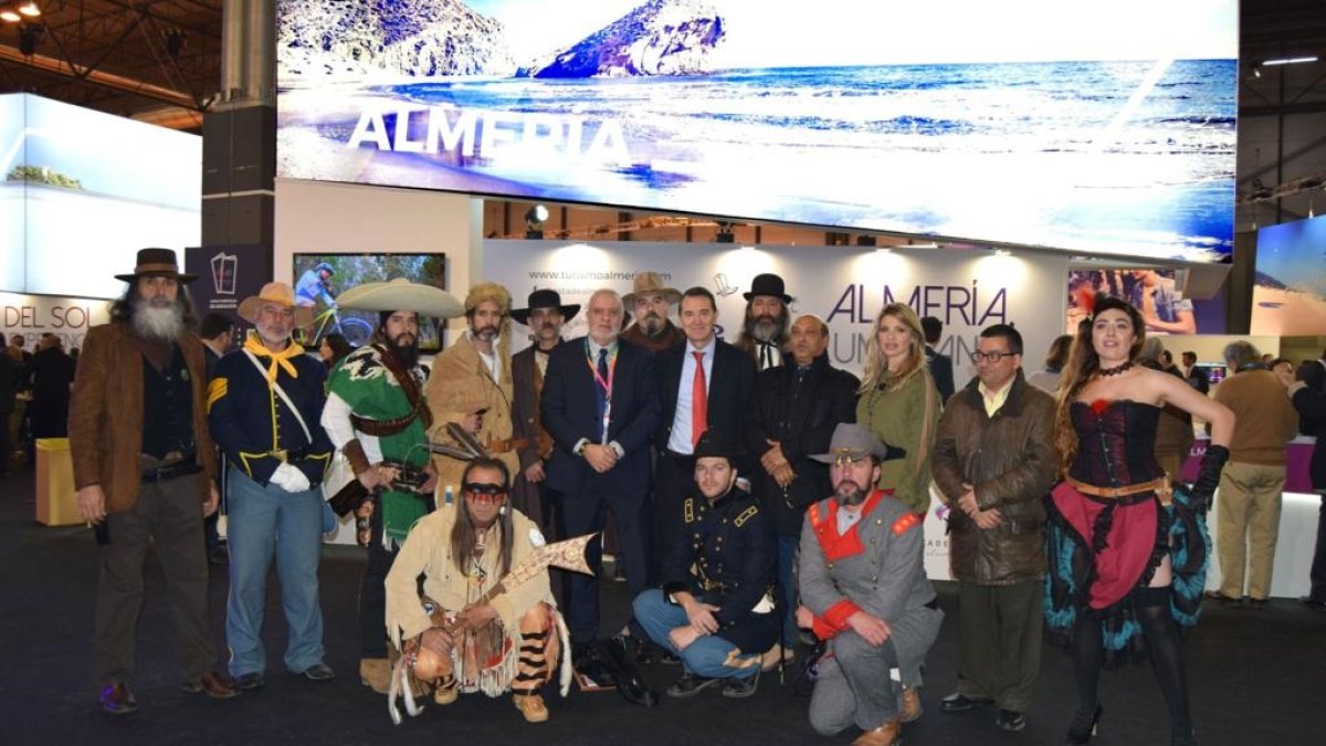 Representantes de la Western World Almería en el stand de Fitur de la provincia.