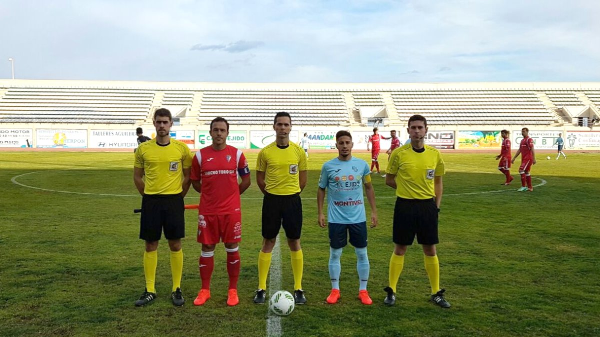 Capitanes antes del arranque del encuentro.