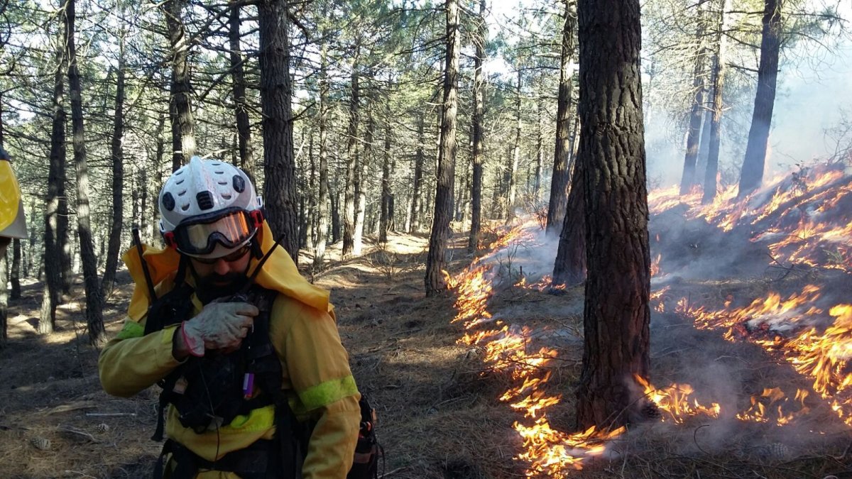 El ejercicio con fuego controlado tuvo lugar en las cercanías de Sierro.