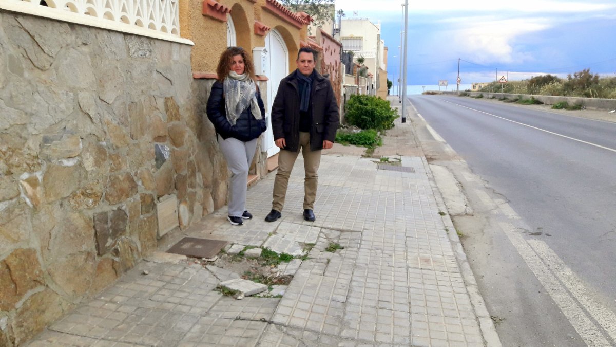 Visita Gutiérrez en Costacabana con María del Mar Pérez, de la Asociación de?Vecinos.