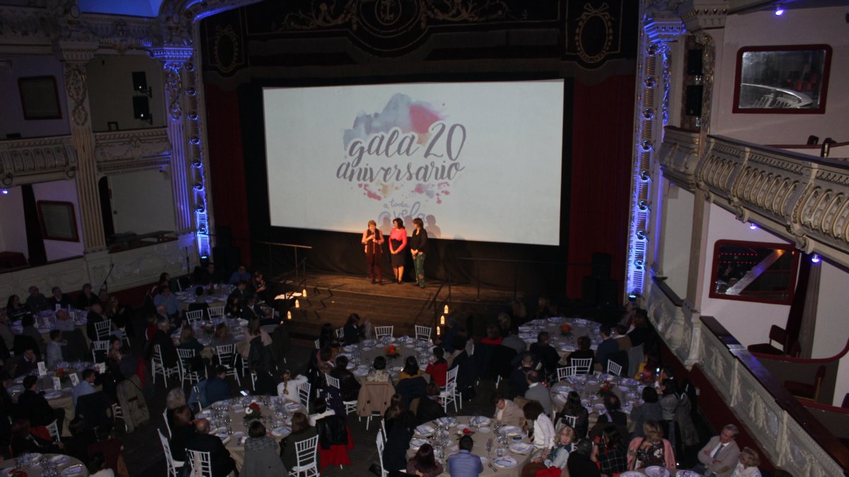 El Teatro Cervantes se llenó de solidaridad para la gala del XX aniversario de A Toda Vela.