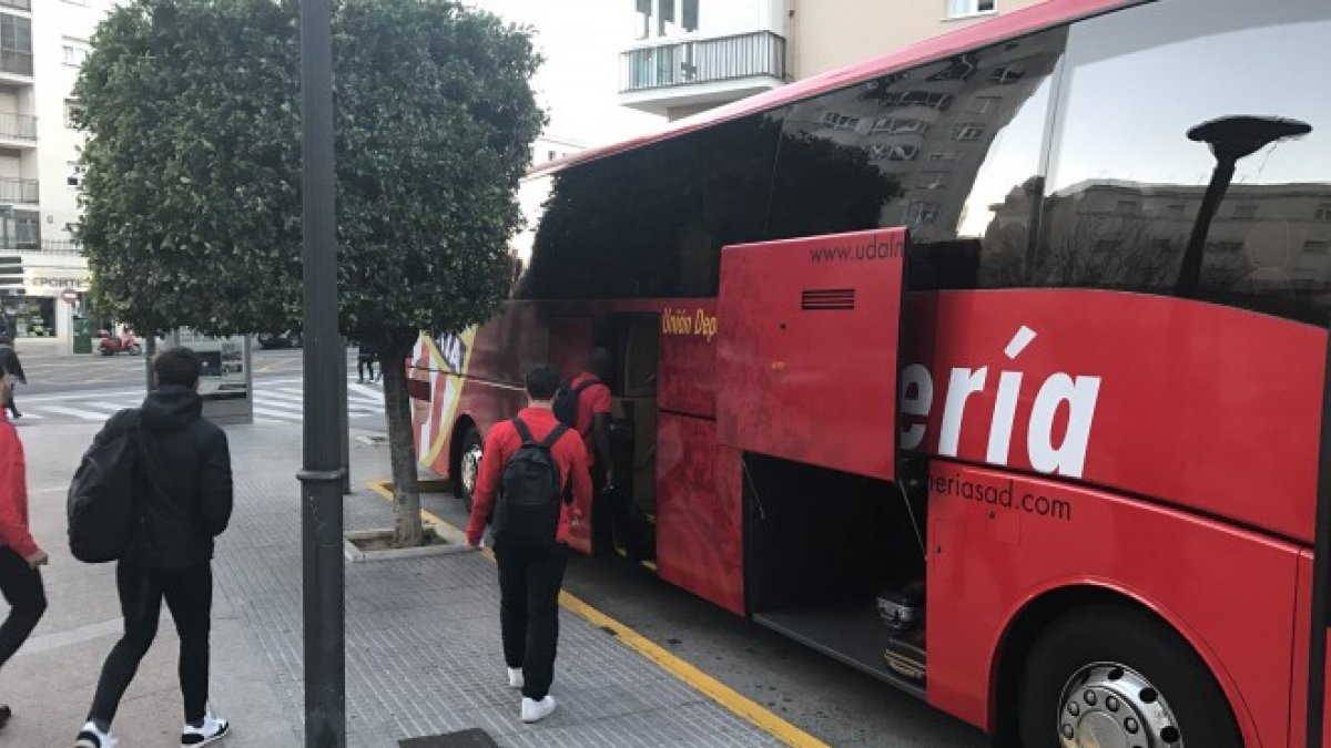 Los rojiblancos a la salida del hotel de concentración rumbo al Estadio.