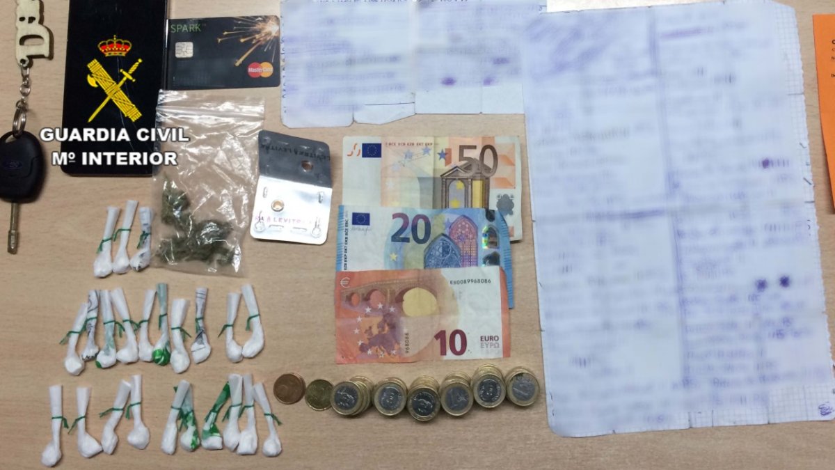 La droga y otros efectos intervenidos al detenido.
