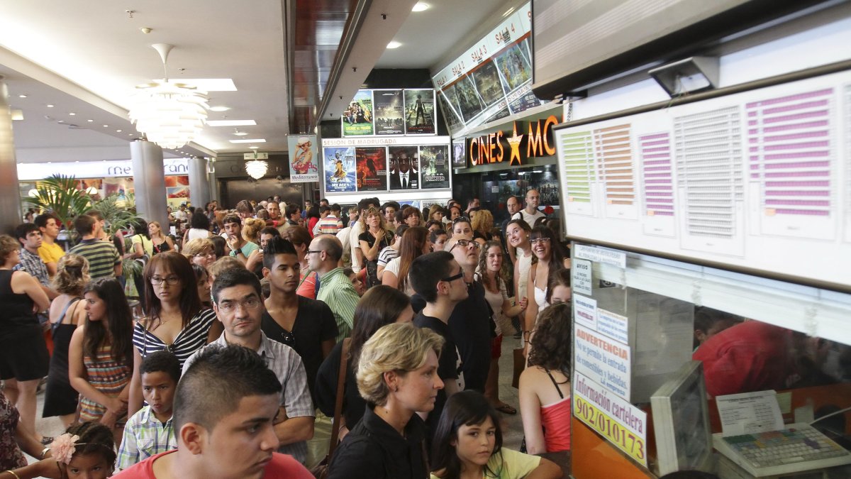 Espectadores en los Cines Monumental de Almería en una imagen de archivo.