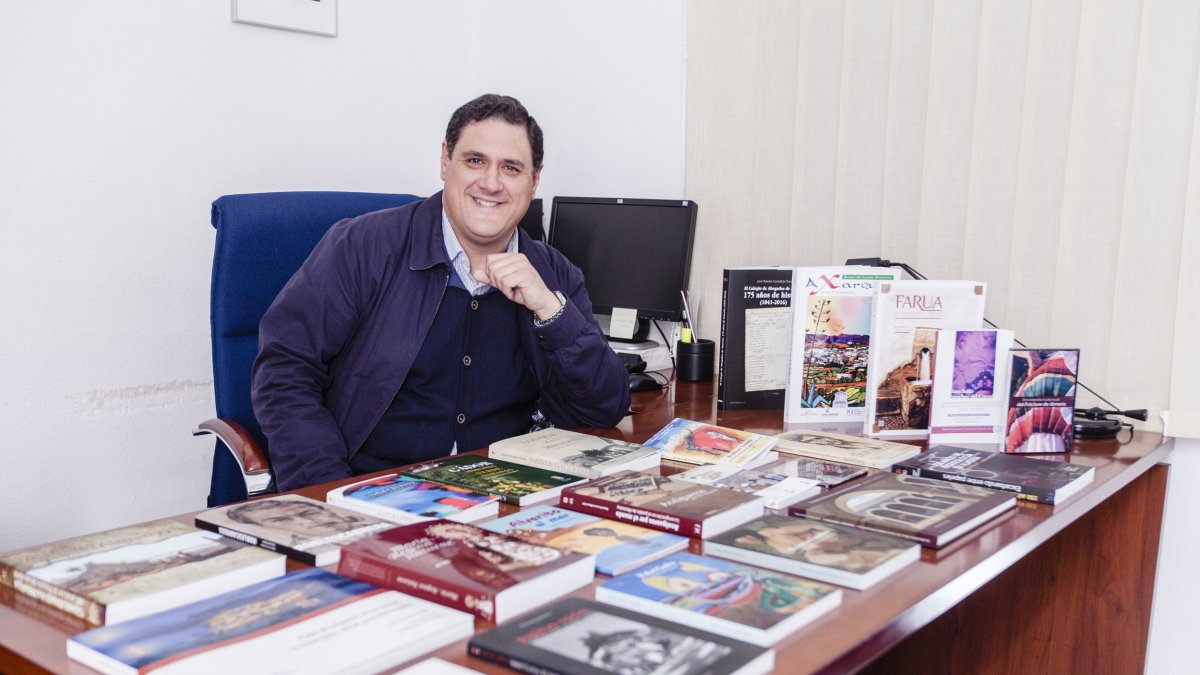 Francisco Alonso, responsable del IEA, con algunos títulos publicados por este sello.