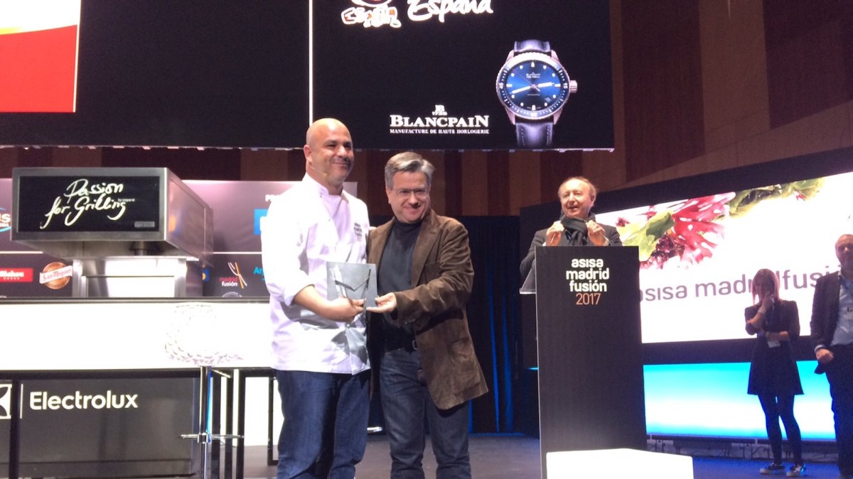 Santiago Alfonso entrega el premio a Ángel León