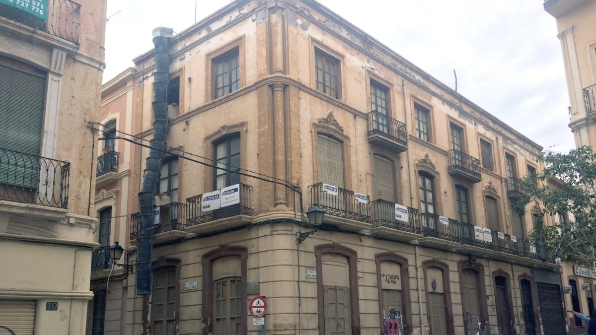El edificio histórico  da a tres calles: Jovellanos, Emilio Ferrera y Lope de Vega.