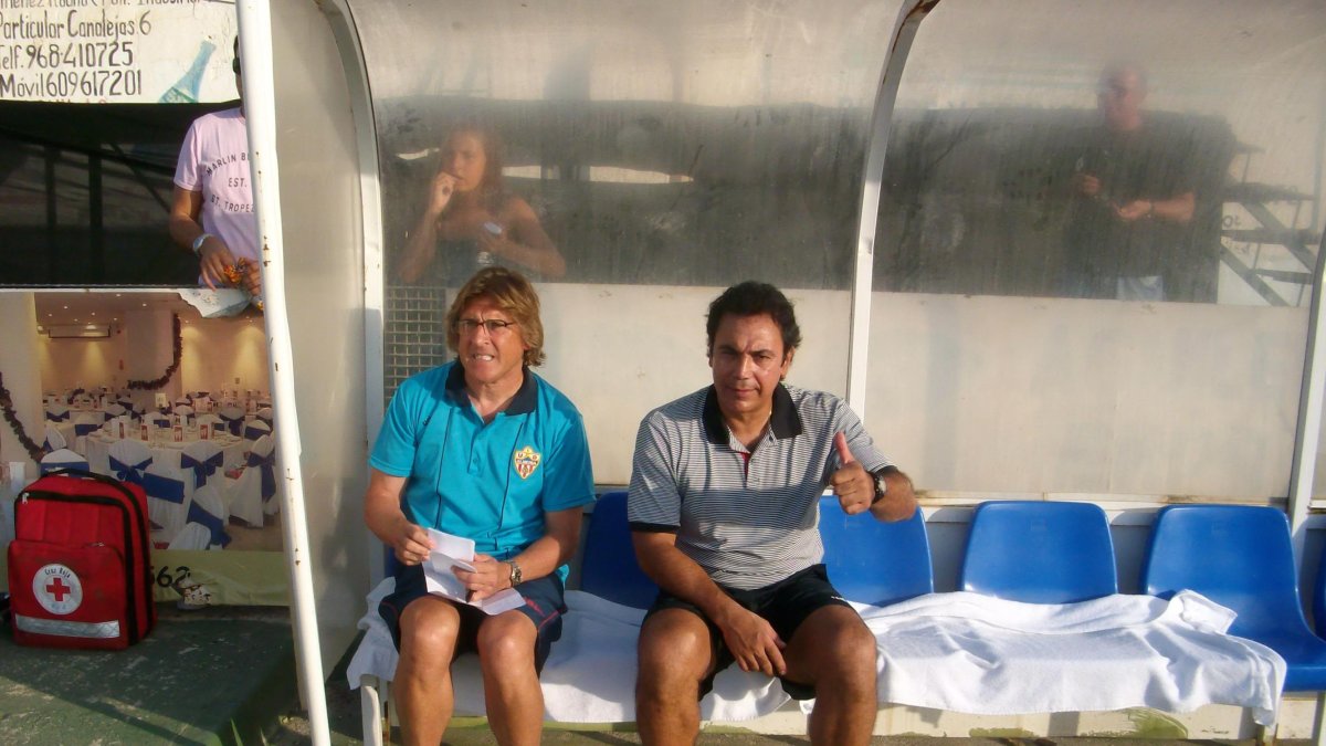 Sergio Egea en el banquillo del Almería con Hugo Sánchez.