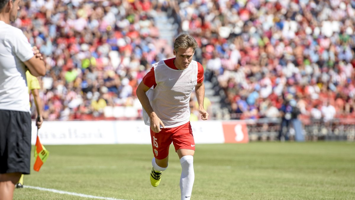 Corona calentando en la banda.