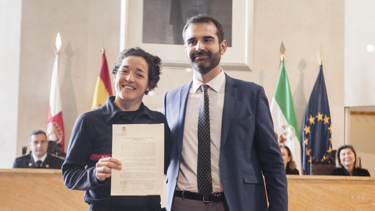Imagen de la bombera, María Monje, junto al alcalde.