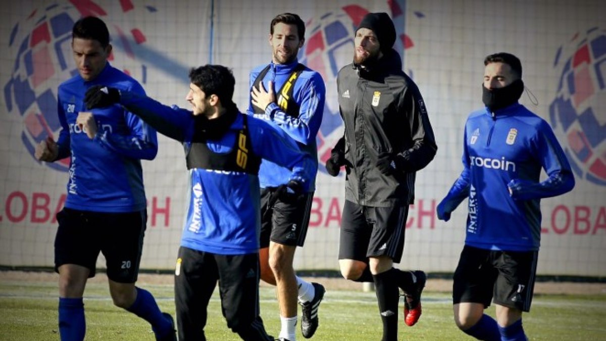 La plantilla del Oviendo en plena faena.