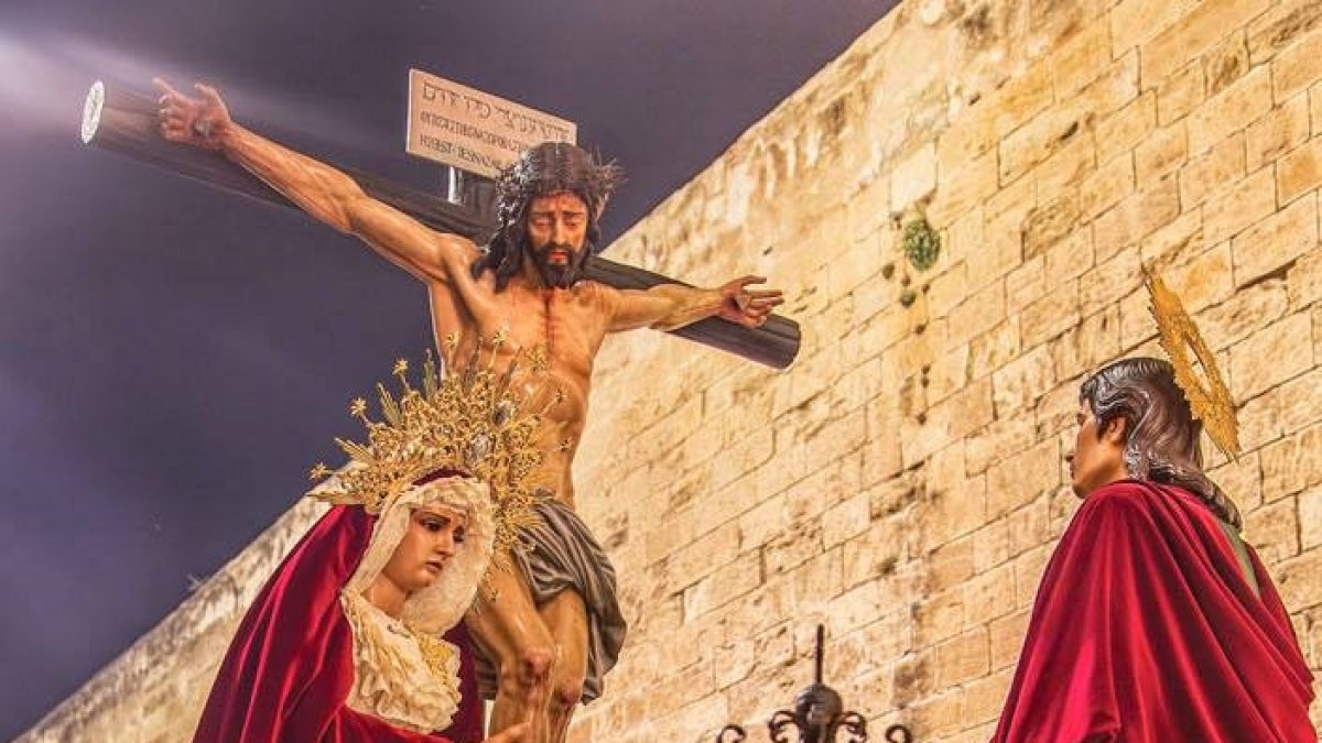 La Cofradía del Calvario en su paso por la Ronda del Beato Diego Ventaja.