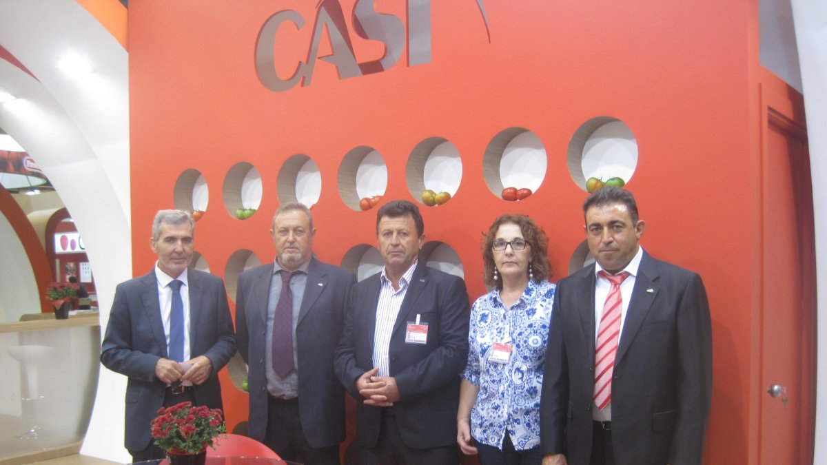 El Presidente de la Cooperativa Agrícola San?Isidro, Miguel Varga, con parte de su equipo en una reciente feria hortofrutícola.