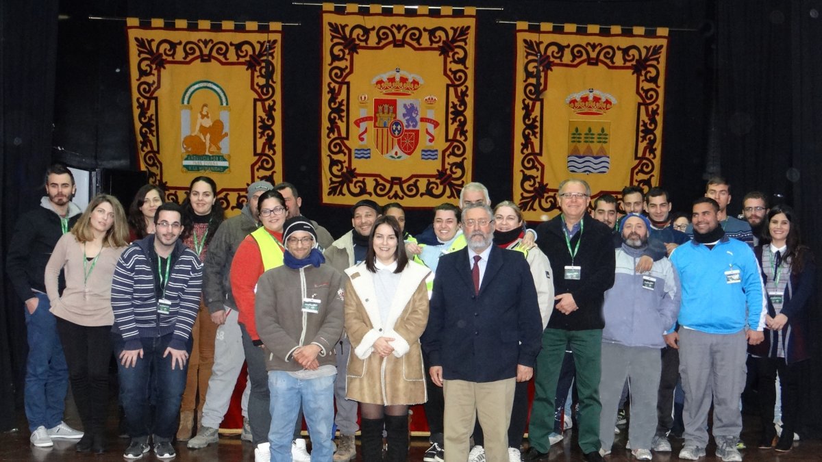 El alcalde de Albox y la concejala de Empleo con los beneficiarios de los planes.