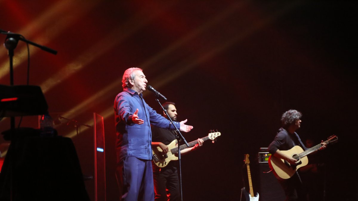 José Luis Perales y sus músicos durante el concierto que ofreció el pasado sábado en El?Ejido. (Foto: Toñi Indalecio Fernández)
