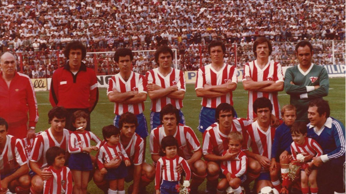 Maxi, primero por arriba de derecha a izquierda con el Almería.