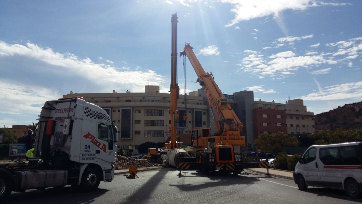 Lugar del accidente donde ha volcado el camión.