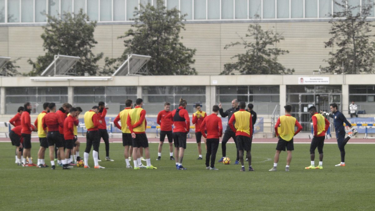 Soriano dando la charla a los jugadores.