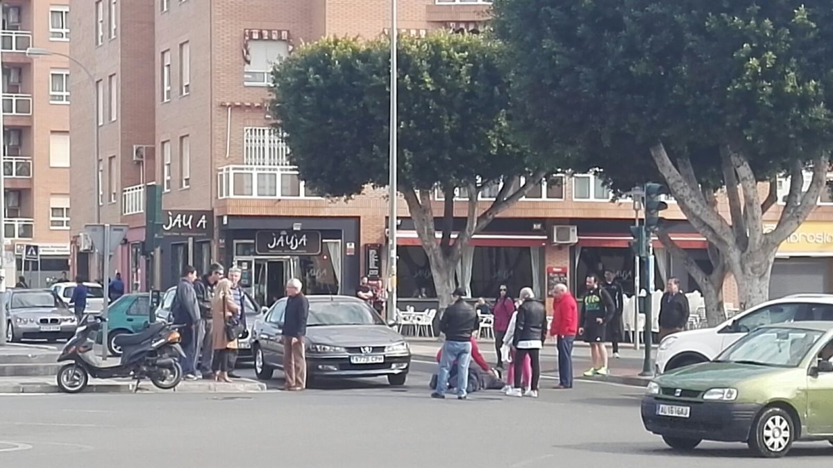 Imagen del accidente ocurrido en la rotonda de la avenida del Mediterráneo (calle Lentisco).