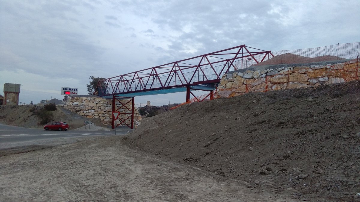 Pasarela instalada entre Olula del Río y Fines.