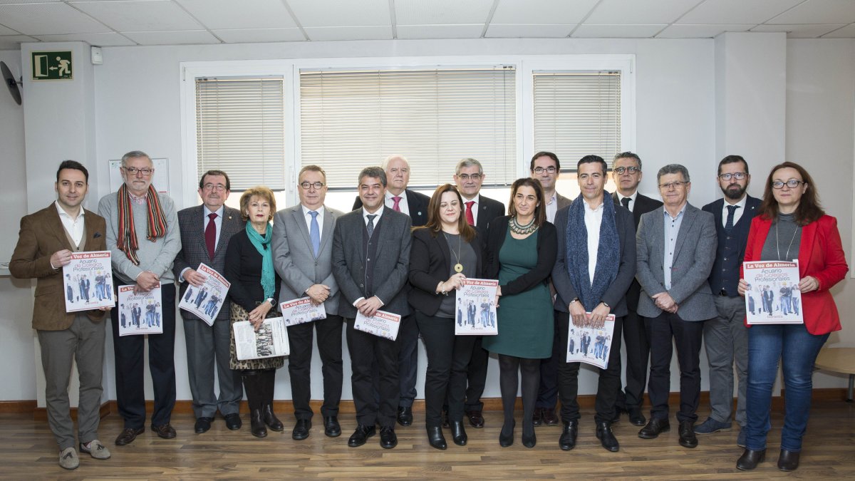 Representantes de diez colegios profesionales con el rector de la UAL y el director de La Voz de Almería, entre otros.
