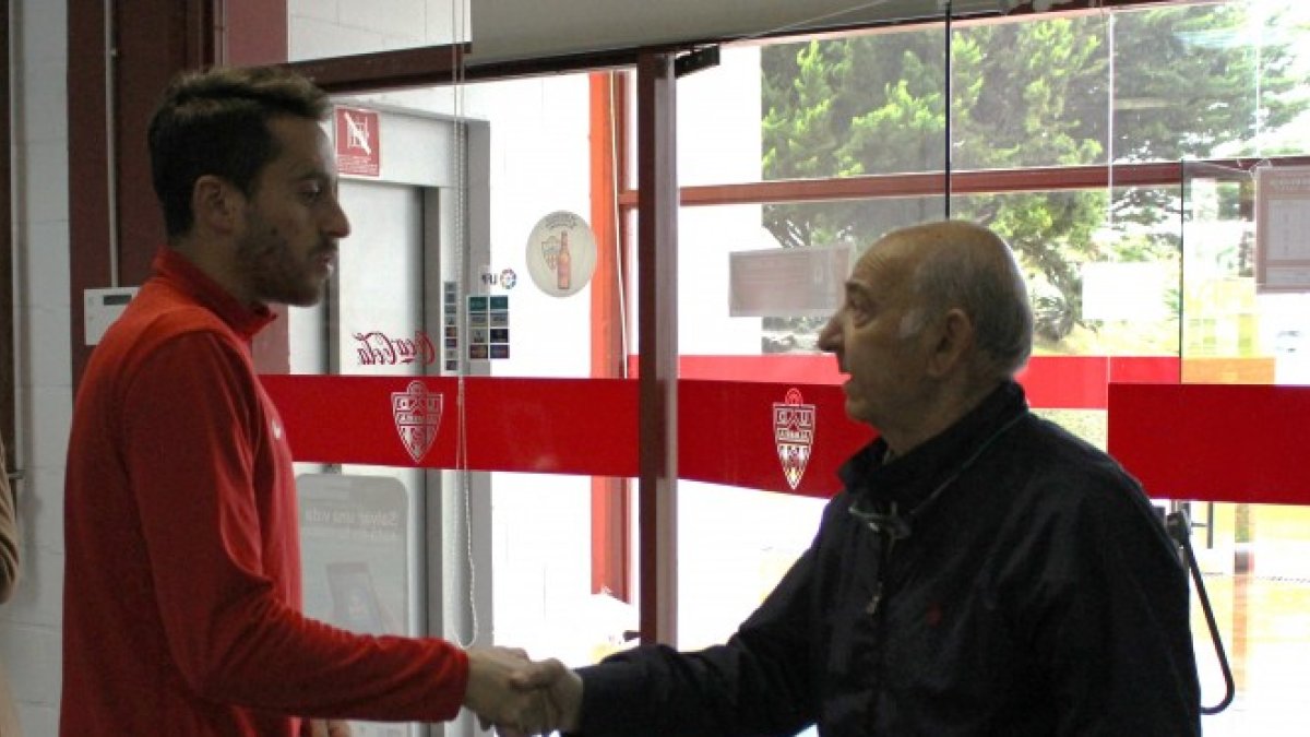 Iago Díaz, en la sede del club, se despide del consejero Luis Guillén.