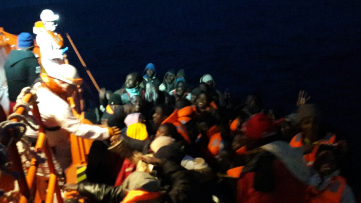 Imagen del rescate de ayer, entre los inmigrantes se encontraba un menor de 6 años.