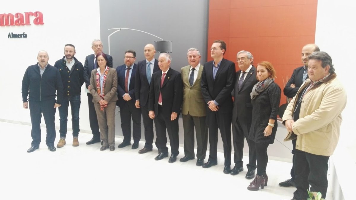 Foto de familia tras la reunión de la Mesa.