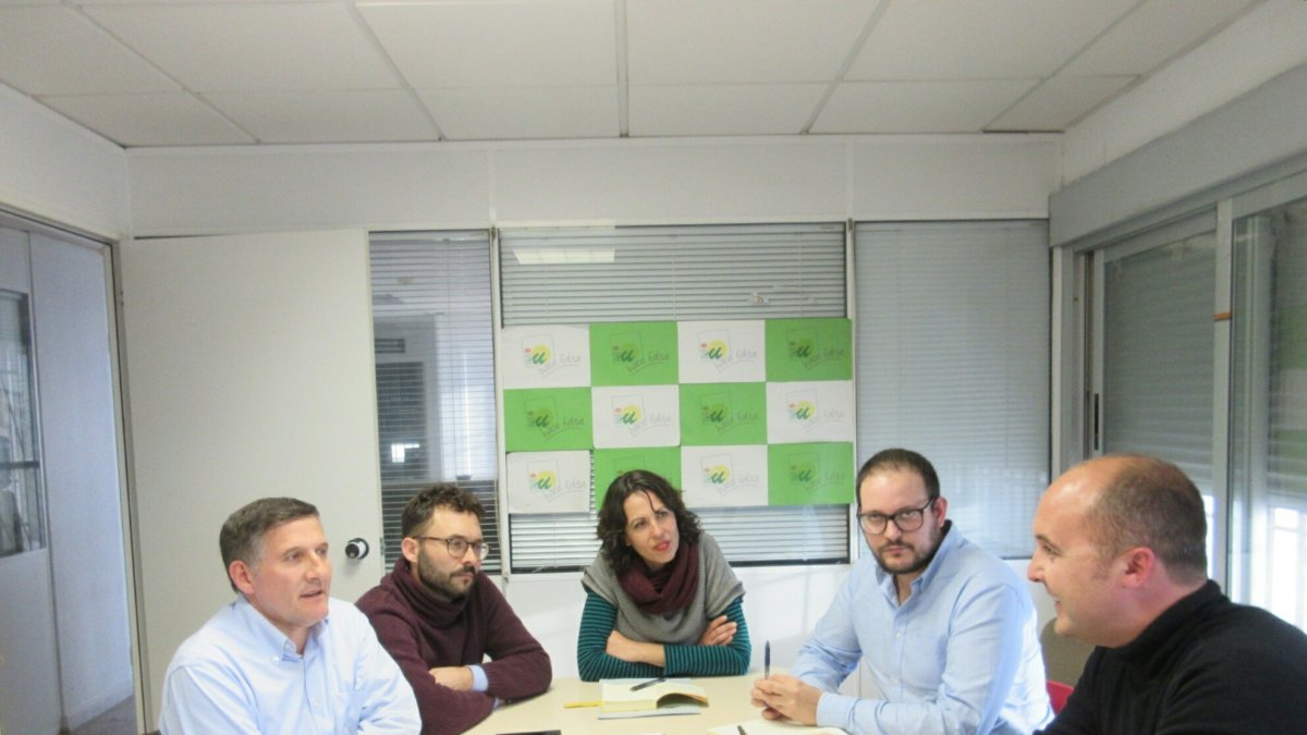 La diputada de Unidos Podemos Eva García Sempere con otros miembros de IU y de la Asociación Cañada Las Norias.
