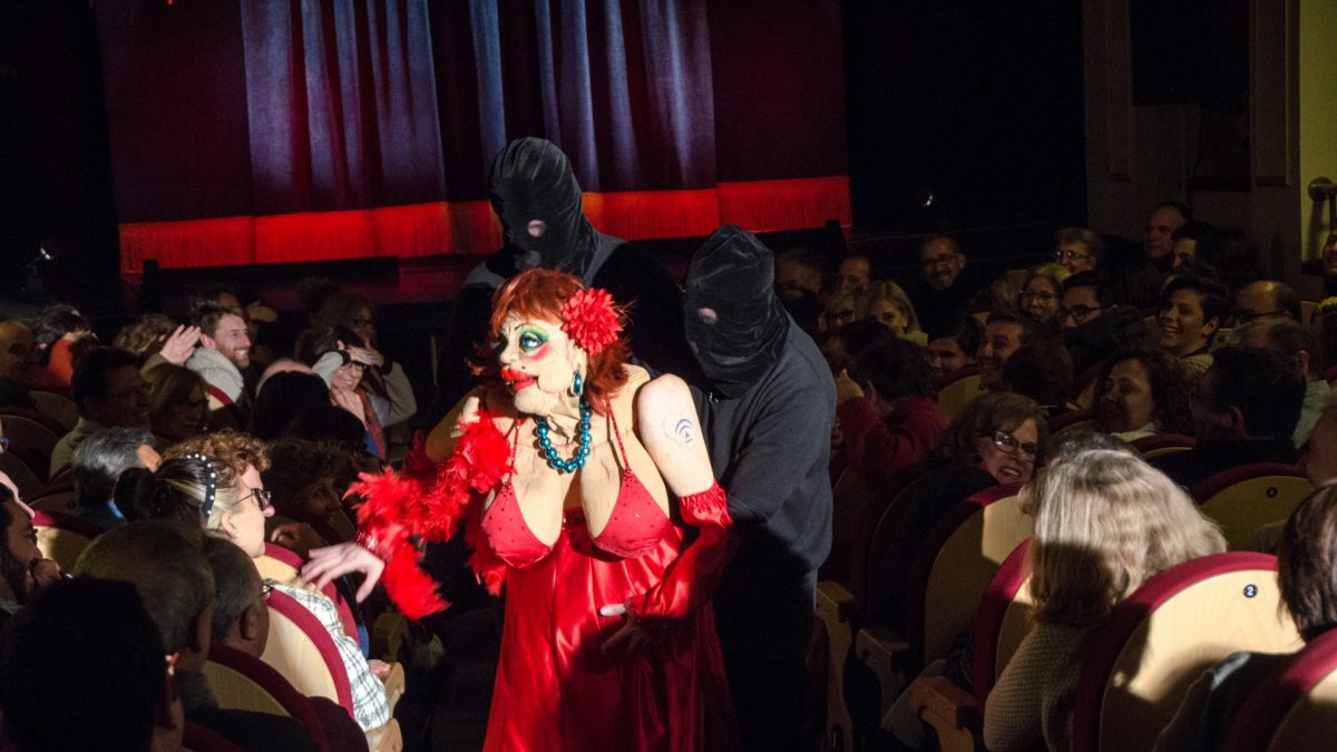 Es-puto cabaret pasó el jueves por el Apolo.