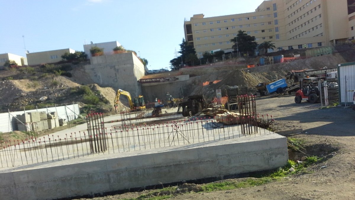 Plancha de hormigón que es la base de la rampa que dará salida a los vehículos desde Torrecárdenas.
