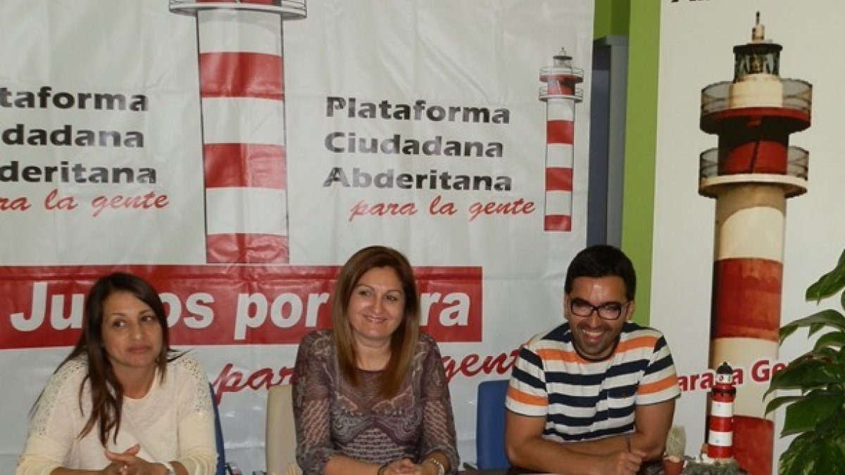 Esther Gómez, en el centro de la imagen, durante una actuación de Plataforma.
