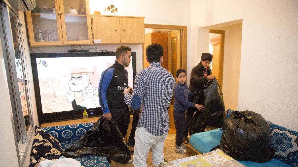 Una familia se prepara para abandonar su vivienda.