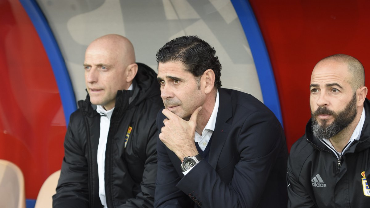 Hierro pensativo en el banquillo.