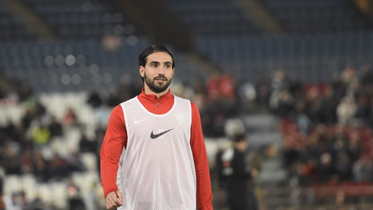 Chuli calentando en su último partido antes de marcharse.