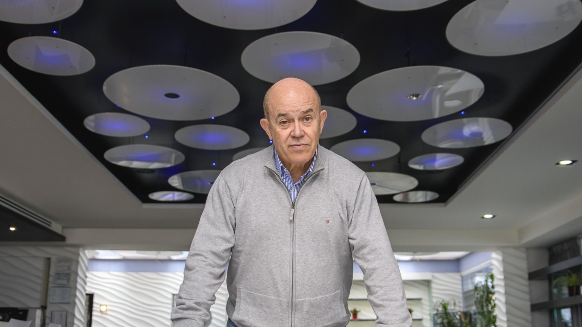 José Antonio Guerrero posa para la cámara de La Voz de Almería tras la entrevista.